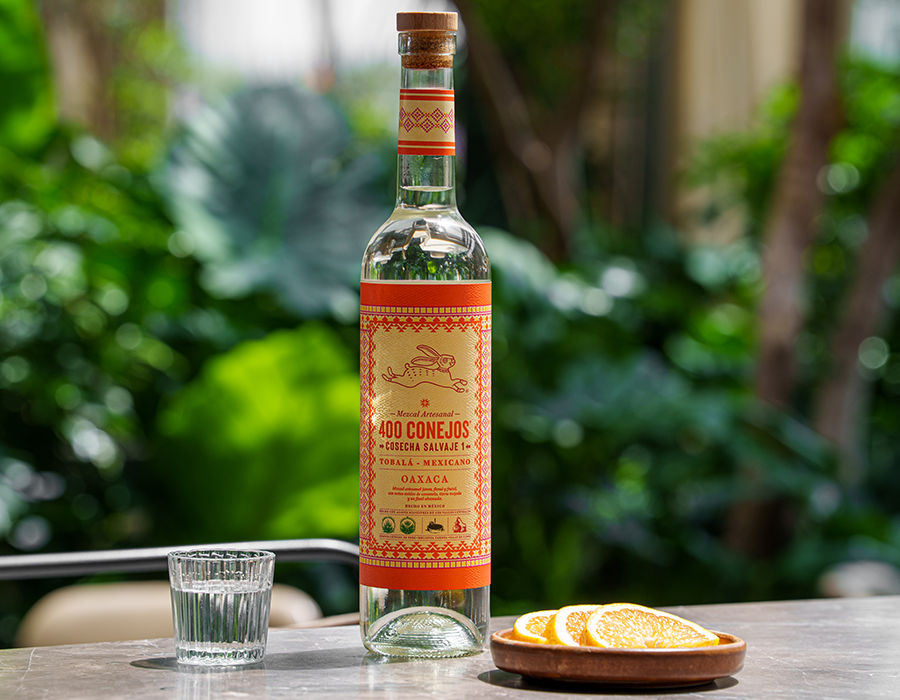 Mezcal premium 100% de agave silvestre y artesanal.